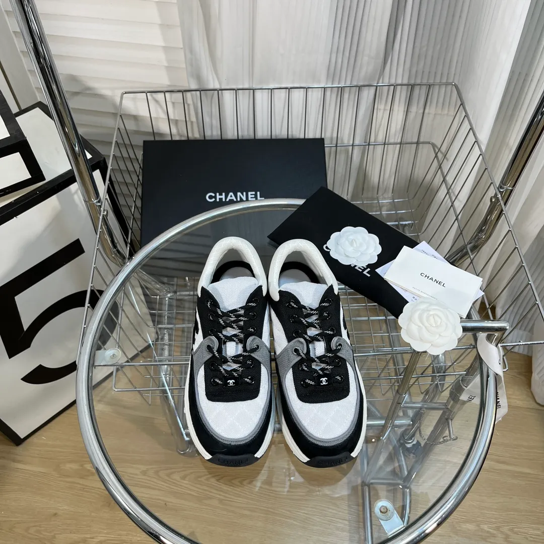 👟👟Ex-factory price 560👟👟 Chanel Chanel - 2022 counter top casual sports shoes This classic design; the upper is electro-embroidered with a variety of techniques; the outsole is fashionable and sporty; it is unusual to incorporate a variety of color matching elements... The diversified mix and match is very good-looking and versatile, casual, fashionable, sports and outdoor can be taken into account... ꫛꫀꪝ Go➫ Material: ❶Upper is made of: Original imported high mercerized smooth cow suede + electric embroidery technology + imported breathable mesh ❷Inner use: original imported breathable mesh ❸Outsole based on: original TPU combination outsole Counter boutique packaging complete set for women 35–42 men 38–46